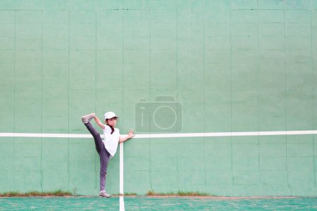 Téléchargez les photos : Fille étirement sur le court de tennis - en image libre de droit