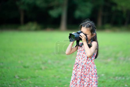Foto de Chica tomando una foto con una sola cámara réflex lente - Imagen libre de derechos