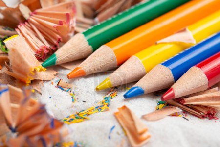 Téléchargez les photos : 5 crayons de couleur et rasages - en image libre de droit