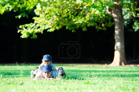 Foto de Padre e hija haciendo un picnic - Imagen libre de derechos