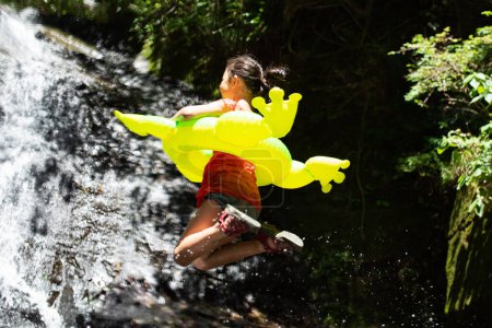Foto de Niño saltando en un pozo de agua - Imagen libre de derechos