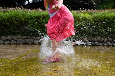 Téléchargez les photos : Pieds d'enfant jouant dans l'eau - en image libre de droit