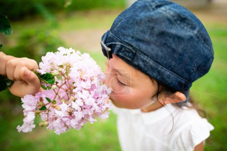 Téléchargez les photos : Fille sentant le parfum des fleurs roses - en image libre de droit