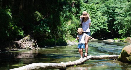 Foto de Madre e hija jugando en un arroyo de montaña - Imagen libre de derechos
