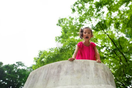 Foto de Chica jugando en el parque - Imagen libre de derechos