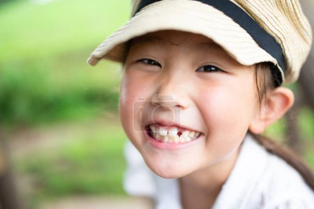 Téléchargez les photos : Enfant de dents manquant sourire - en image libre de droit