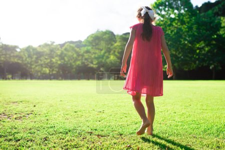 Foto de Chica jugando descalzo en el prado - Imagen libre de derechos