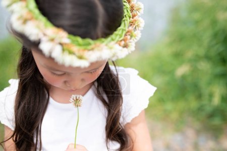 Téléchargez les photos : Fille portant une couronne de trèfle blanc - en image libre de droit