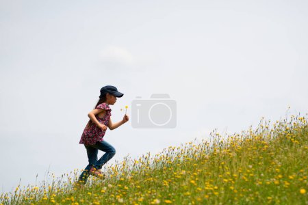 Foto de Chica corriendo en el campo de flores - Imagen libre de derechos