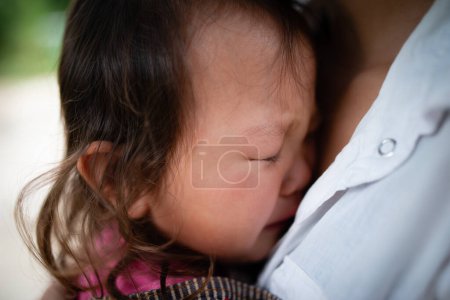 Foto de Niña llorando con el pecho de la madre - Imagen libre de derechos