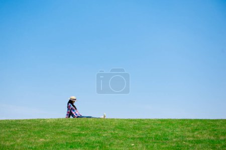 Téléchargez les photos : Femme assise dans la prairie - en image libre de droit