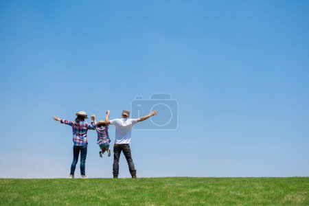Foto de Familia jugando en el prado - Imagen libre de derechos