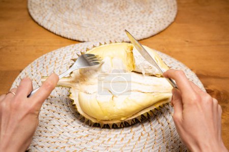 Foto de Durian y Manos con cuchillo y tenedor - Imagen libre de derechos