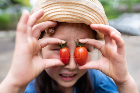 Téléchargez les photos : Jolie fille aux tomates fraîches - en image libre de droit