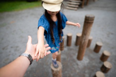 Téléchargez les photos : Père et fille jouent dans le parc - en image libre de droit