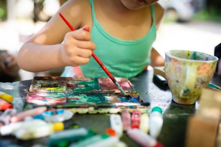 Téléchargez les photos : Jeu d'enfant avec la peinture et le pinceau - en image libre de droit