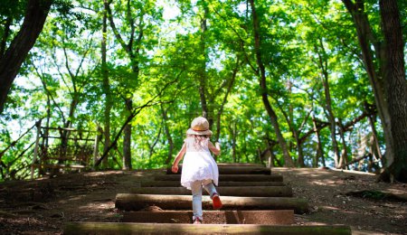 Téléchargez les photos : Fille jouant dans le parc ou les bois - en image libre de droit