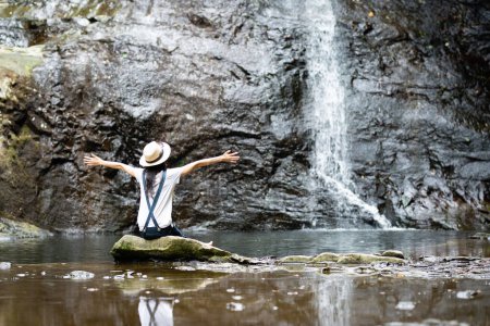 Foto de Japonesa mujer relajante por el río - Imagen libre de derechos