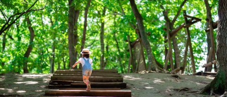 Téléchargez les photos : Enfant montant les escaliers dans la forêt - en image libre de droit