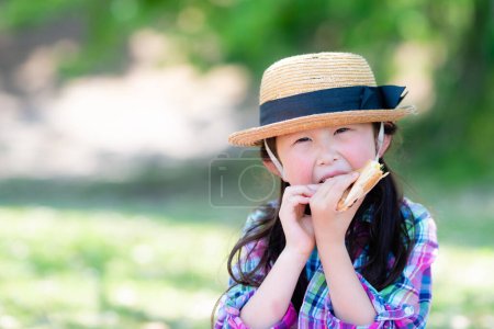 Foto de Chica comiendo sándwich a la hora del almuerzo - Imagen libre de derechos