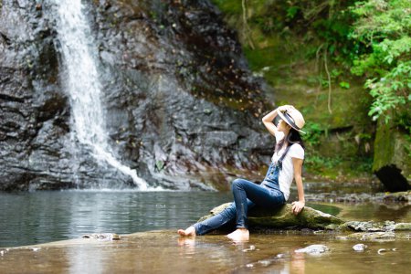 Téléchargez les photos : Belle femme relaxante dans la rivière - en image libre de droit