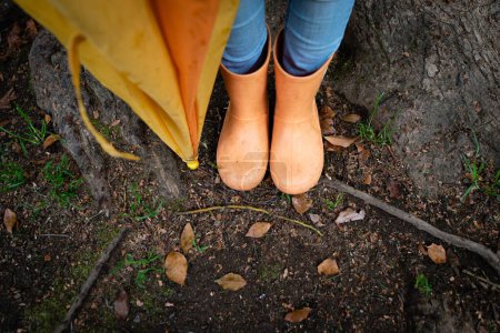 Téléchargez les photos : Pieds d'enfants portant des bottes de pluie - en image libre de droit