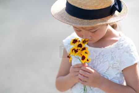Téléchargez les photos : Fille avec des fleurs jaunes - en image libre de droit