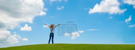 Téléchargez les photos : Femme relaxante dans une prairie - en image libre de droit