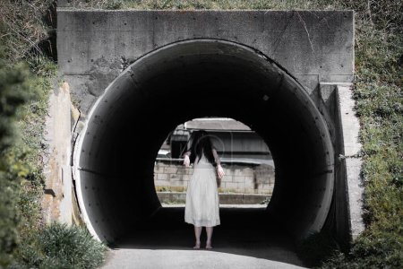 Foto de Mujer fingiendo ser un fantasma - Imagen libre de derechos