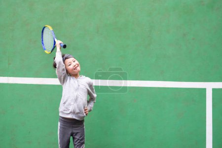 Foto de Chica asiática con raqueta de tenis - Imagen libre de derechos