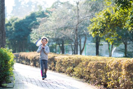 Téléchargez les photos : Fille marche sur le trottoir - en image libre de droit