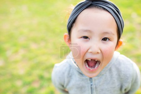 Téléchargez les photos : Fille avec des dents avant manquantes - en image libre de droit
