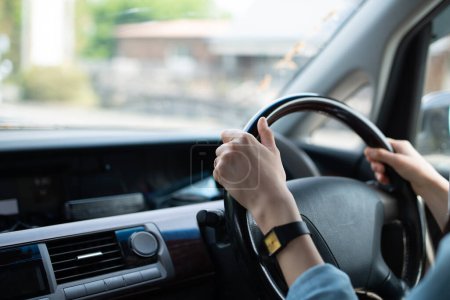 Téléchargez les photos : Mains féminines conduisant une voiture - en image libre de droit