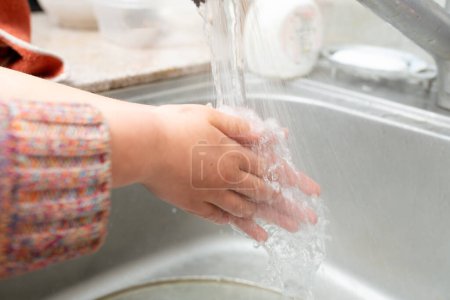 Téléchargez les photos : Lavage des mains des enfants dans la cuisine - en image libre de droit