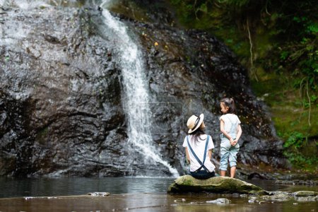 Foto de Madre e hija jugando en un arroyo de montaña - Imagen libre de derechos