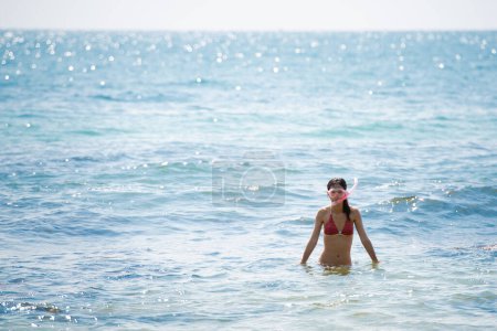 Téléchargez les photos : Femme japonaise profiter de la plongée en apnée en mer - en image libre de droit