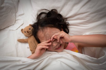 Téléchargez les photos : Jeune fille dormir avec ours en peluche - en image libre de droit