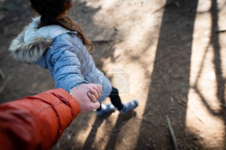 Téléchargez les photos : Père et fille se tenant la main - en image libre de droit