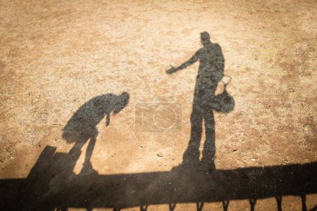 Foto de Sombra de padre e hija jugando en el parque - Imagen libre de derechos