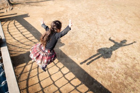 Téléchargez les photos : Fille jouer avec sa propre ombre - en image libre de droit
