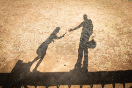 Téléchargez les photos : Ombre de père et fille jouant dans le parc - en image libre de droit
