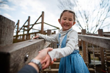 Téléchargez les photos : Parent et enfant jouant main dans la main - en image libre de droit