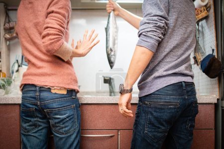 Téléchargez les photos : Couple qui cuisine ensemble sur la cuisine - en image libre de droit