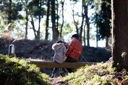Foto de Feliz padre e hija divirtiéndose en el bosque de otoño - Imagen libre de derechos
