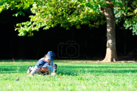 Foto de Padre e hija jugando en la hierba - Imagen libre de derechos