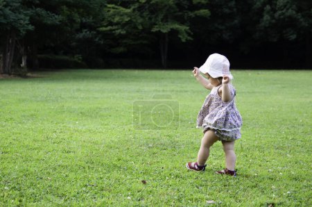 Téléchargez les photos : Jeune asiatique fille avoir amusant dans parc - en image libre de droit