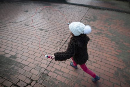 Téléchargez les photos : Asiatique fille avec saut corde dans parc. - en image libre de droit