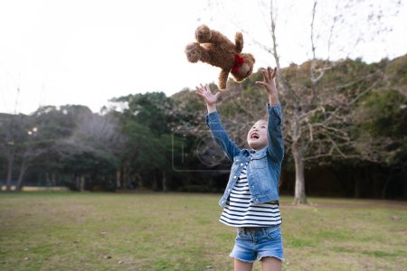 Foto de Chica jugando con un oso de peluche - Imagen libre de derechos