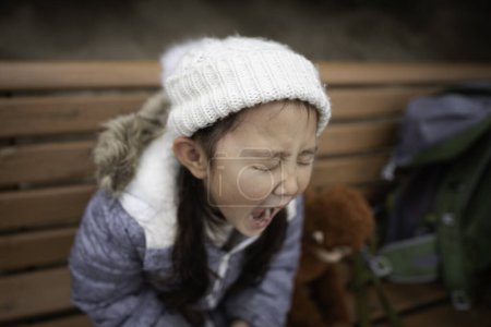 Téléchargez les photos : Fille crier et pleurer sur le banc - en image libre de droit