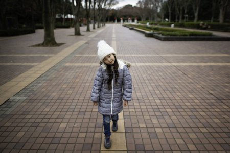 Foto de Chica caminando en el parque - Imagen libre de derechos